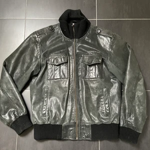 Skinnjacka  - Grön/ svart skinnjacka, läderjacka. Storlek L, fint skick! Y2k skinnjacka