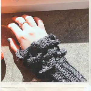 Grey scaled wristwarmers. Handmade, onesize one color, but I can tailor it to your needs.  Contact this ad if you want a custom order.  Can make anything!. 