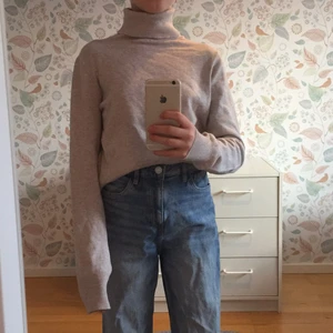 Beige polotröja st L - Säljer en beige lite tajtare polotröja.Tyget är strechigt och skönt. Skulle inte säga att den sitter som storlek L även fast den är det med tanke på att den funkar på mig som brukar ha xxs-xs. Dock är den inte lika tajt och mycket längre på mig än på någon som skulle haft M-L. Finns bild både då jag har den uppvikt och ner vikt så man kan se ungefär hur lång den är. Tröjan är i mycket bra skick. Köpt från H&M. Betalning sker via swish INNAN jag skickar eller hänger ut om du vill komma och hämta.