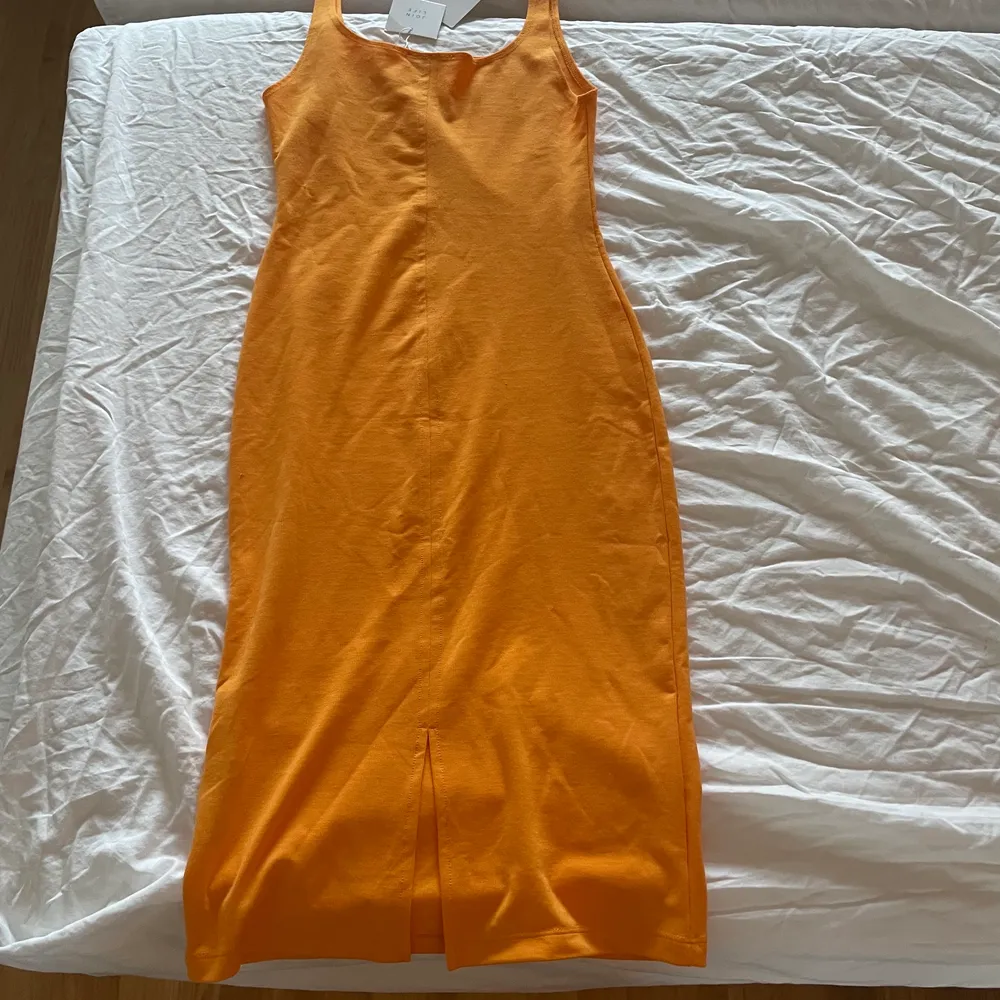 Orange klänning från zara med en liten öppning där bak till salu!! Helt oanvänd prislappen fortfarande på, storlek M 💕💕💕☺️☺️. Klänningar.