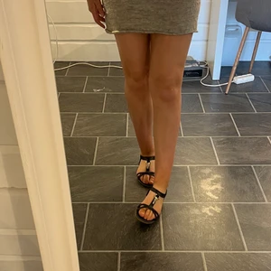 sommar skor  - Säljer dessa fina sommarskor men en fin guldig detalj, knappt använda, passar jätte bra till sommaren, köparen står för frakt!☺️