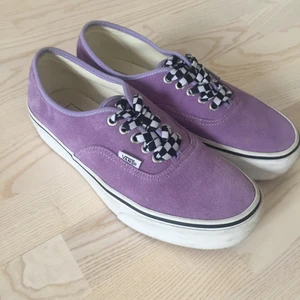 Vans - Jätte söta lila plattform vans, färgen är lite ljusare irl. De är bekväma och i bra skick✨Orginal pris 700kr💕