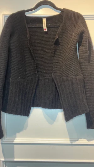 Hunkydory, kofta stl.M - Hunkydory, svart kofta i storlek.M med 70% lammull 20% angora och 10% nylon, Helst leverans via post (spårbart) men de går eventuellt att mötas i centrala vallentuna, Täby, Danderyd eller Solna    