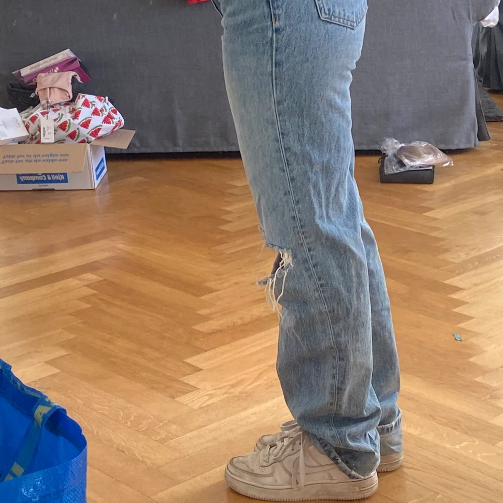 Gina Tricot jeans som jag köpte förra året i storlek 32! De är i fint skick men säljer pga att jag inte använder dem mer!. Jeans & Byxor.