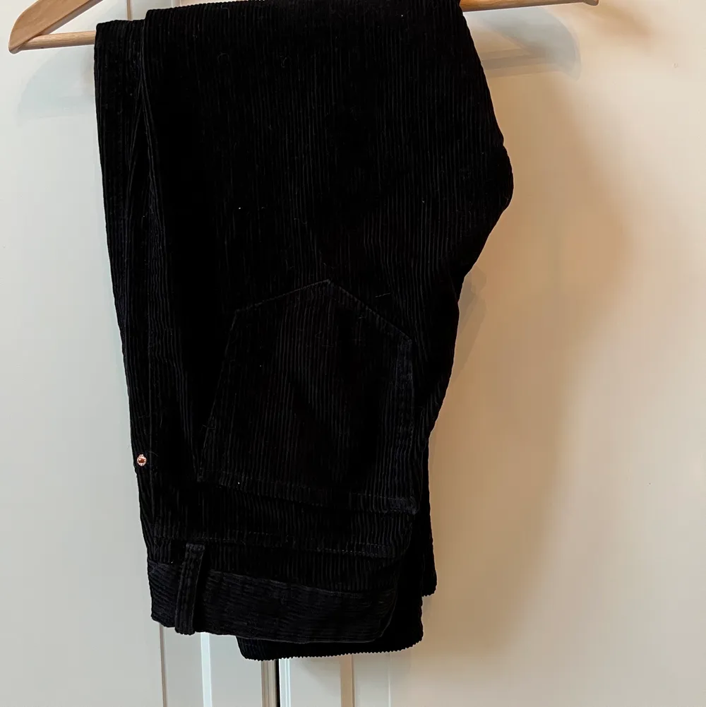 Säljer ett par svarta Manchester byxor köpta för 500-600kr på carlings jätte fint skick säljer dem för 150kr storlek xs/29 30. Jeans & Byxor.
