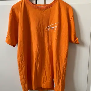 Säljer en fin orange tommyhilfiger tröja köpt för 500 säljer den för 80