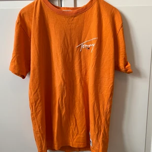 Orange Tommy hilfiger tröja - Säljer en fin orange tommyhilfiger tröja köpt för 500 säljer den för 80