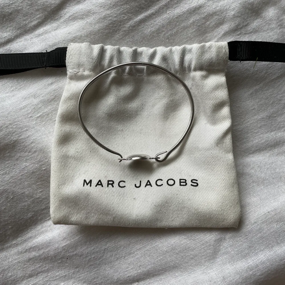 Jättefint Marc Jacobs armband i silver med svart märke. Dustbag ingår. Den är i jättefint skick🥰. Övrigt.