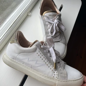 zadig skor - säljer nu mina zadig voltaire skor eftersom jag inte använt dom så mycket för att de är lite stora på mig som har 38-39 vanligtvis.💞 har tyvärr inte kvar kartongen