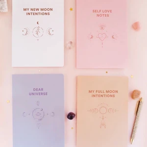 Notebooks - Säljer dessa notebooks, har flertalet av varje. Har börjar arbeta med ohlamoon och får därför mycket grejer hem jag tyvärr inte har plats för. Säljer dem därav billigare med 13kr frakt. Helt oanvända 🌸 nypris: 120kr.      ‼️ INGET SAMARBETE