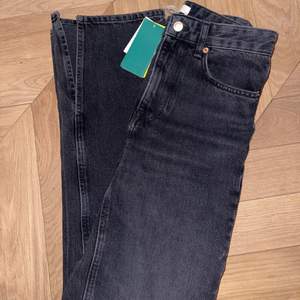 Mörkgråa högmidjade raka långa jeans från HM trend med splitends i storlek 38. Helt nya, oanvända med prislapp kvar. Nypris 400kr