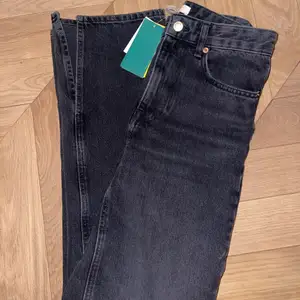 Mörkgråa högmidjade raka långa jeans från HM trend med splitends i storlek 38. Helt nya, oanvända med prislapp kvar. Nypris 400kr