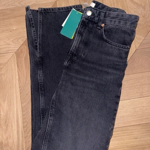 H&M trend splitend Jeans  - Mörkgråa högmidjade raka långa jeans från HM trend med splitends i storlek 38. Helt nya, oanvända med prislapp kvar. Nypris 400kr