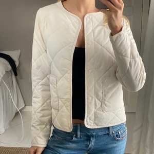 Vårjacka - Säljer denna underbara vårjacka💗skickar spårbart 51kr