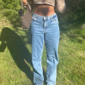 Jeans från monki  - säljer dessa jeansen från monki då dem är förstora för mig, storlek 38 och skulle säga att dem sitter som midrise för rätt storlek, använd fåtal gånger och är i nyskick❤️