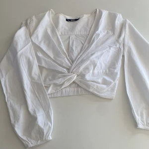 Skruv tröja  - super cool och fräsch tröja fårn bikbok med en häftig skruv! Passar så bra till kjol eller jeans! 