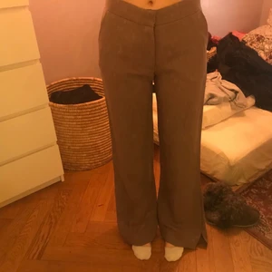 Kostymbyxor  - Beigea kostymbyxor med slits köpta på Zara. Originalpris: 399kr 
