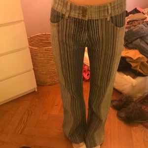 Raka byxor  - Så fina jeans köpta i vintageshop. Perfekt skick, inga defekter! Kommer ej till användning. Passar både 34/36/38 beroende på hur man vill att de ska sitta. 