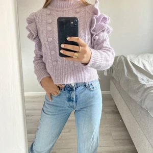LILA GINATRICOT TRÖJA - Mysig stickad tröja med detaljer. Köpte från Gina Tricot förra sommarn men har aldrig kommit till användning. Passar till både hösten, vintern, våren. Även till sommarn med ett är linnebyxor eller någon fin kjol! 💗💗 Den är i strl S. NYPRIS: 199kr, MITT PRIS: 100kr, Skriv privat om du är intresserad! 