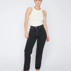 Regular Wide jeans  - Säljer mina svarta vida jeans från bikbok, då dom är för små, dom har lite skav där bak men inget stort! Älskar dessa, så synd att dom är små… dom är storlek 24 i midjan och 32 i längd, om du inte vet vilken storlek du ska ha kan du gå in på bikbok och kolla deras storleksguide! Säljer direkt för 300kr💥❤️ (jag står inte för frakt)