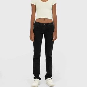 Låg midjade - Säljer dom här lågmidjade byxorna då jag beställde dem i fel storlek, buda gärna💗💗