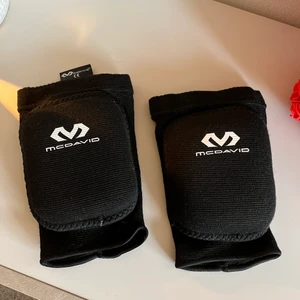 Knäskydd från MCDAVID - Mjuka o sköna knäskydd från MCDAVID. Endast använda fåtal gånger, som nya! Kan användas till dans eller annan träning! Frakt 52kr💕