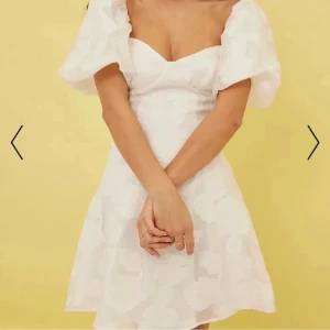 Studentklänning NAKD - Söker denna klänning till min student. Om du har den skulle jag gladeligen köpa den tack:))