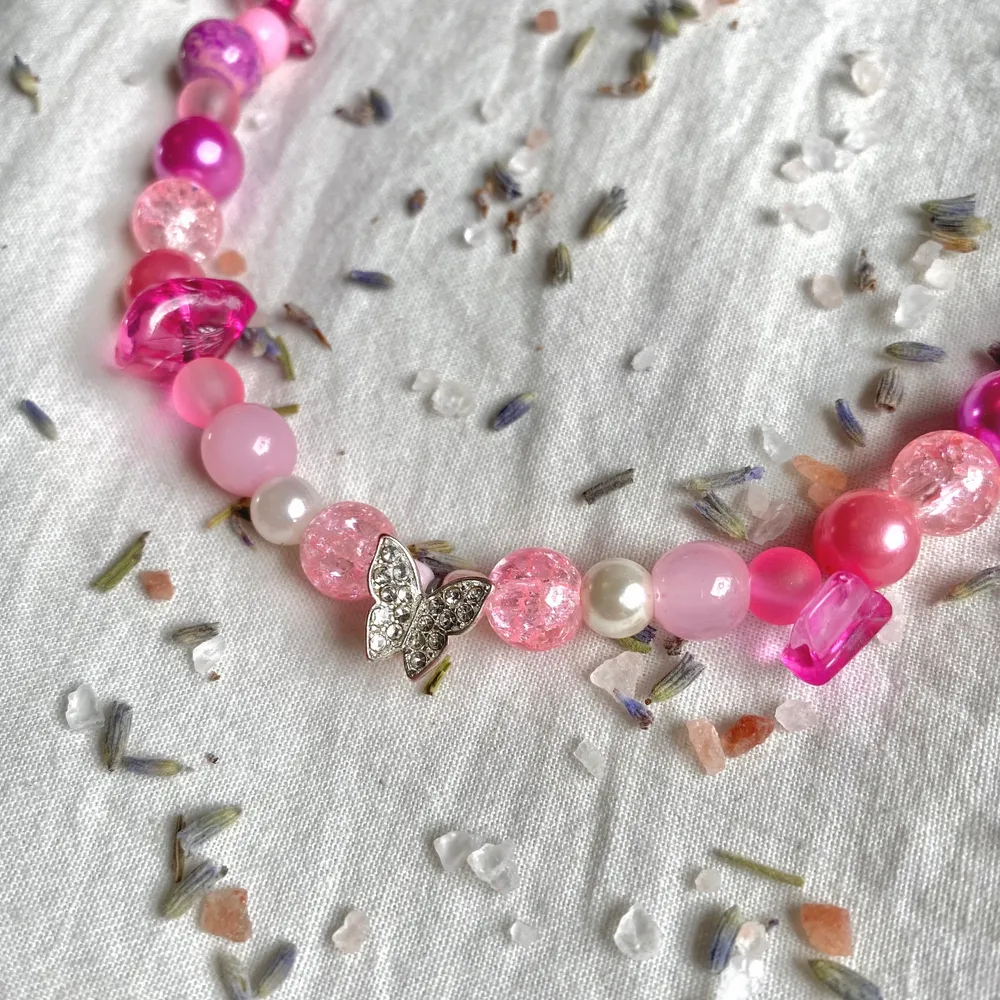 Superfint y2k halsband med en fjärilsberlock och mixade rosa pärlor🤍. Accessoarer.