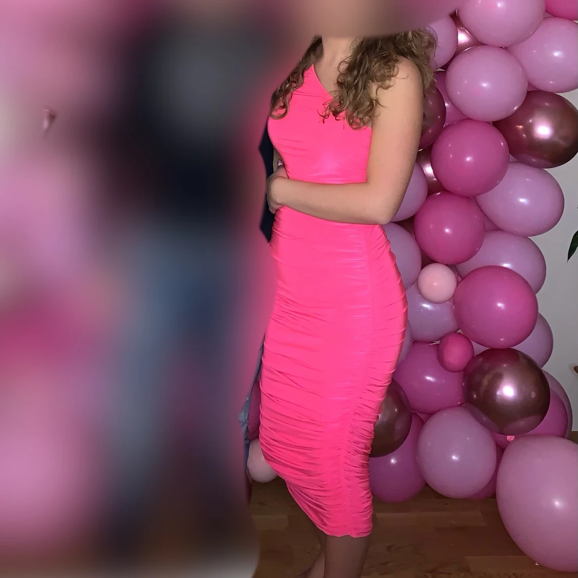 One shoulder rosa klänning 