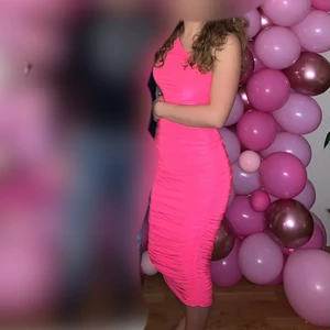 One shoulder rosa klänning  - En one shoulder rosa klänning från Missguided, använd endast en gång, STRL: 36 (Frakt: 45kr)