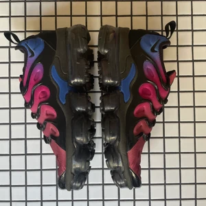 Vapormax plus - Vapormax plus i blå/lila i storlek US 6,5 EU 37,5. Använda ett fåtal gånger 
