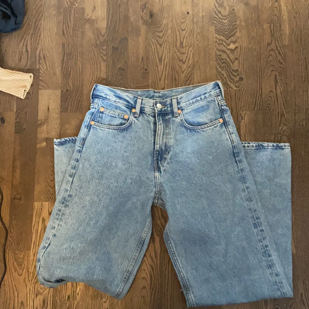 Säljer dessa jeans från weekday, modell Beyond Relazed Wide jeans. Jätte snygga och aldrig använda, nya! Waist:29 och lenght: 32. Säljer för 150 plus frakt. Jeans & Byxor.