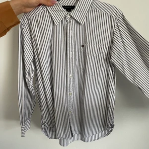 Tommy hilfiger skjorta - En oanvänd Tommy skjorta i Stolek M (8-10 år)