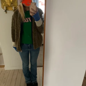 From future tröja - Så otroligt härlig färg på denna from future tröja som jag säljer😍❤️‍🔥 den är använd under 10 gånger och är i 100 % kashmir. Skulle säga att färgen är exakt samma som bilden visar. Storlek står ej men passar perfekt på Medium!🤍