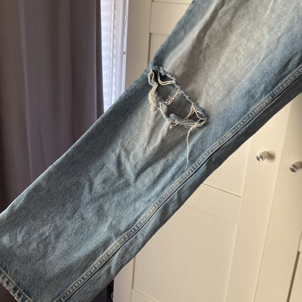 blåa utsvängda jeans, från Ginatricot, använda några gånger . Jeans & Byxor.