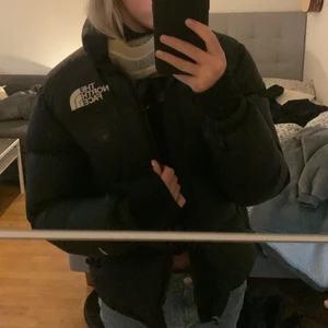 north face jacka  - jätte skön jacka från north face som är i bra skick sitter som en xs/s ungefär. kan möta upp i uppsala annars står köparen för frakt!