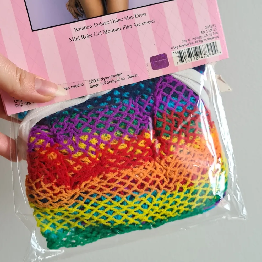 Oanvänd Rainbow Fishnet halter Mini Dress! Onesize. Regnbågsfärgad nätklänning I Stretching material. Vit kant vid urringningen, linnekanten vid ärmarna och längst ner. Passar gissningsvis XS-M.. Klänningar.