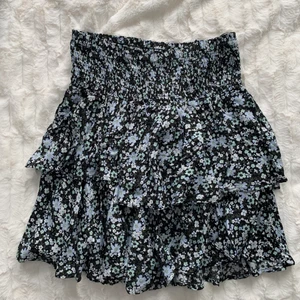 Volangkjol - Säljer min fina kjol. Passar perfekt till våren och sommaren. Den är endast använd två gånger. Skriv privat om ni har frågor. ❤️🌻