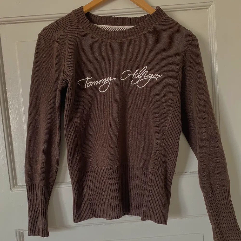 Världens mysigaste bruna tröja! Från Tommy Hilfiger och är i så bra skick🤩 Så fin brun färg och älskar detaljerna på tröjan💞 Storlek XS men skulle också kunna passa S/M. Har ett hål i armvecket men inget man tänker på och kan säkert lätt sys ihop!💞 . Tröjor & Koftor.