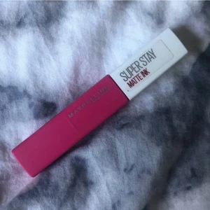 Liquid Lipstick (Matt) - Ett SUPER STAY matt rosa liquid lipstick från MAYBELLINE. Nr 15. Endast testad (på handen). Nypris 119kr. Hår ej bort med bara tvål och vatten!