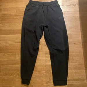 Nike tech byxor svarta storlek 158-170cm - Nike tech byxor svarta. Haft ett tag men inte använt de ganska mycket. ÄKTA, köpt från JD-SPORT