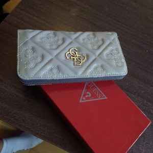 Guess - plånbok dam. Använd en gång i mycket bra skick 