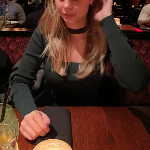 Zara topp - Hej! Säljer denna slutsålda zara topp. Stretchiga material och sparsamt använd. Hör av er vid frågor. Köparen står för frakten