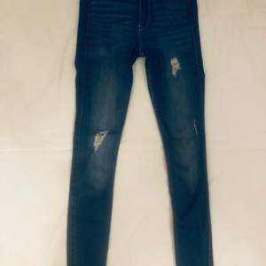 Hollister jeans med snygga slitningar. High-rise Jean legging advanced stretch. Stl 24/28. 