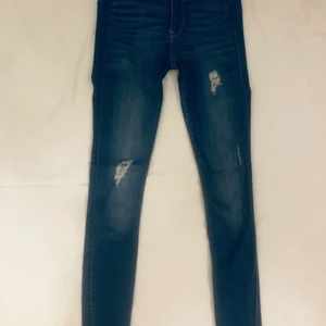 Hollister high Rise stretch jeans. - Hollister jeans med snygga slitningar. High-rise Jean legging advanced stretch. Stl 24/28. 