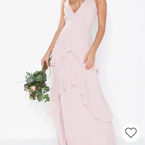 Rosa balklänning  - TAGS STILL ON🏷Hade svårt att bestämma mig för vilken klänning jag skulle ha till balen så därför kommer en till klänning med lapparna kvar✨. En ”Dusty Pink” volangdröm som sitter som en smäck. Låg i ryggen och passar någon som är mellan 165-175 i längden beroende på om man vill ha klackar eller inte. 👠Storlek 36💕👗Köparen står för frakten 📦🚚