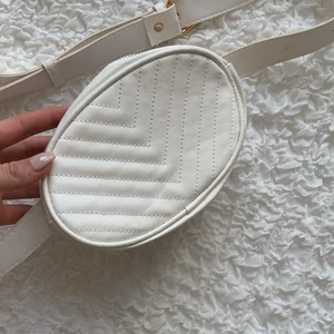 Midjeväska  - Helt oanvänd midjeväska i vit 