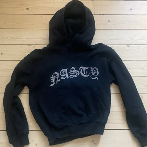 Rainstones - Hej! Säljer dena as coola tröja pågrund av den inte kommer till användning, står dsv ingen storlek i den men jag upplever den som en S. 💗💗💗 nypris runt 500kr