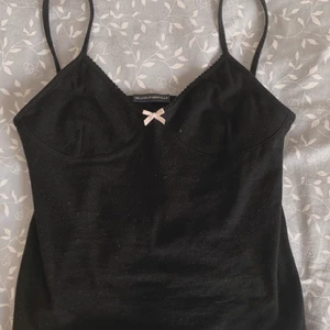 svart linne - fint svart linne från brandy, aldrig använd! rosa rosetten är påsyd ♡