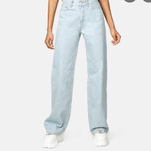 Mid-rise jeans sparsamt använda men slutage längst ned på byxorna, syns typ inte när man har på sig dom. Jag är 160cm och dom för långa för mig❤️ nypris är 499kr, just nu på rea för 349kr